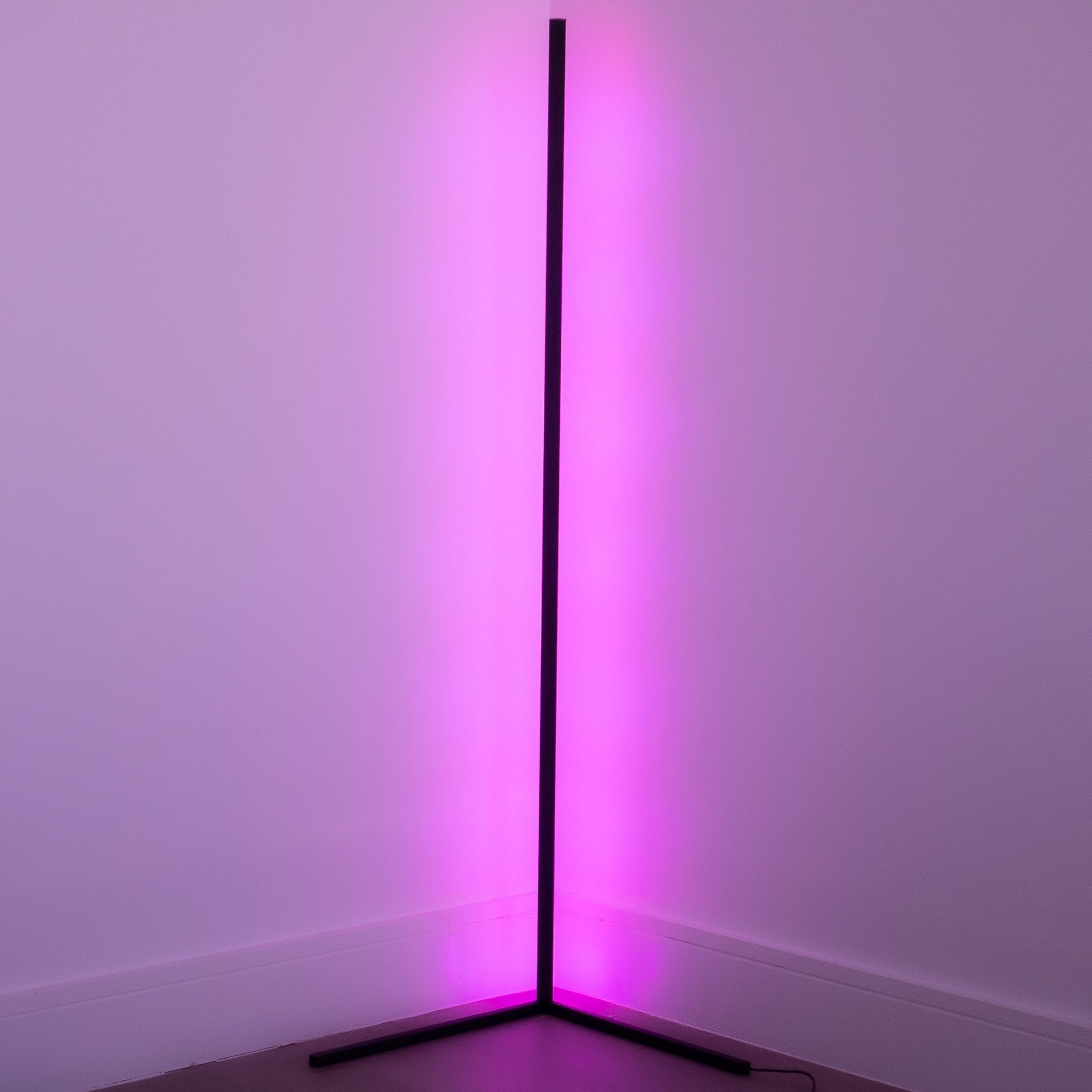 Schlanke LED Ecklampe, dimmbar, Wohnzimmer & Schlafzimmer