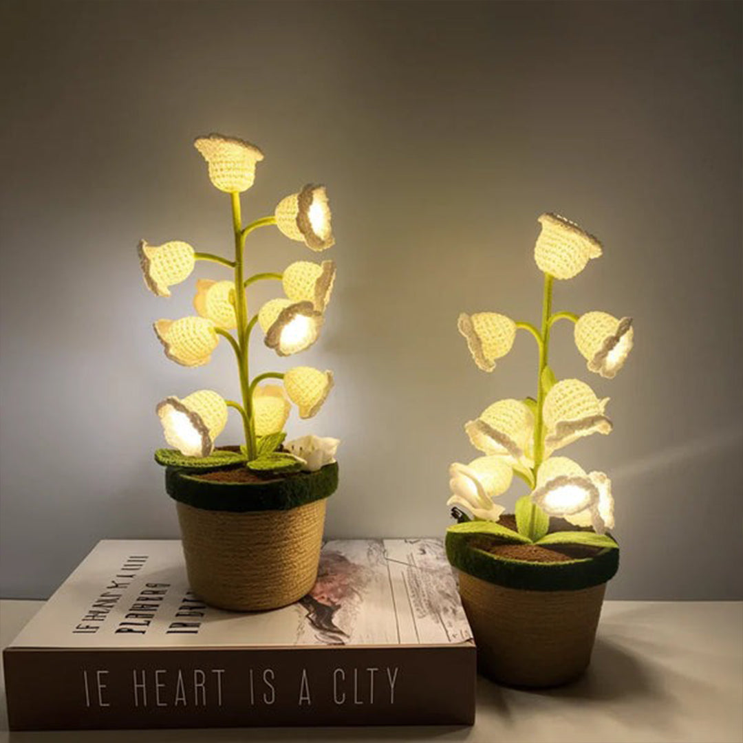 Lily Bloom Tischlampe mit Häkelblumen – Dekorative LED Nachtlampe mit Warmweißem Licht für Innenräume