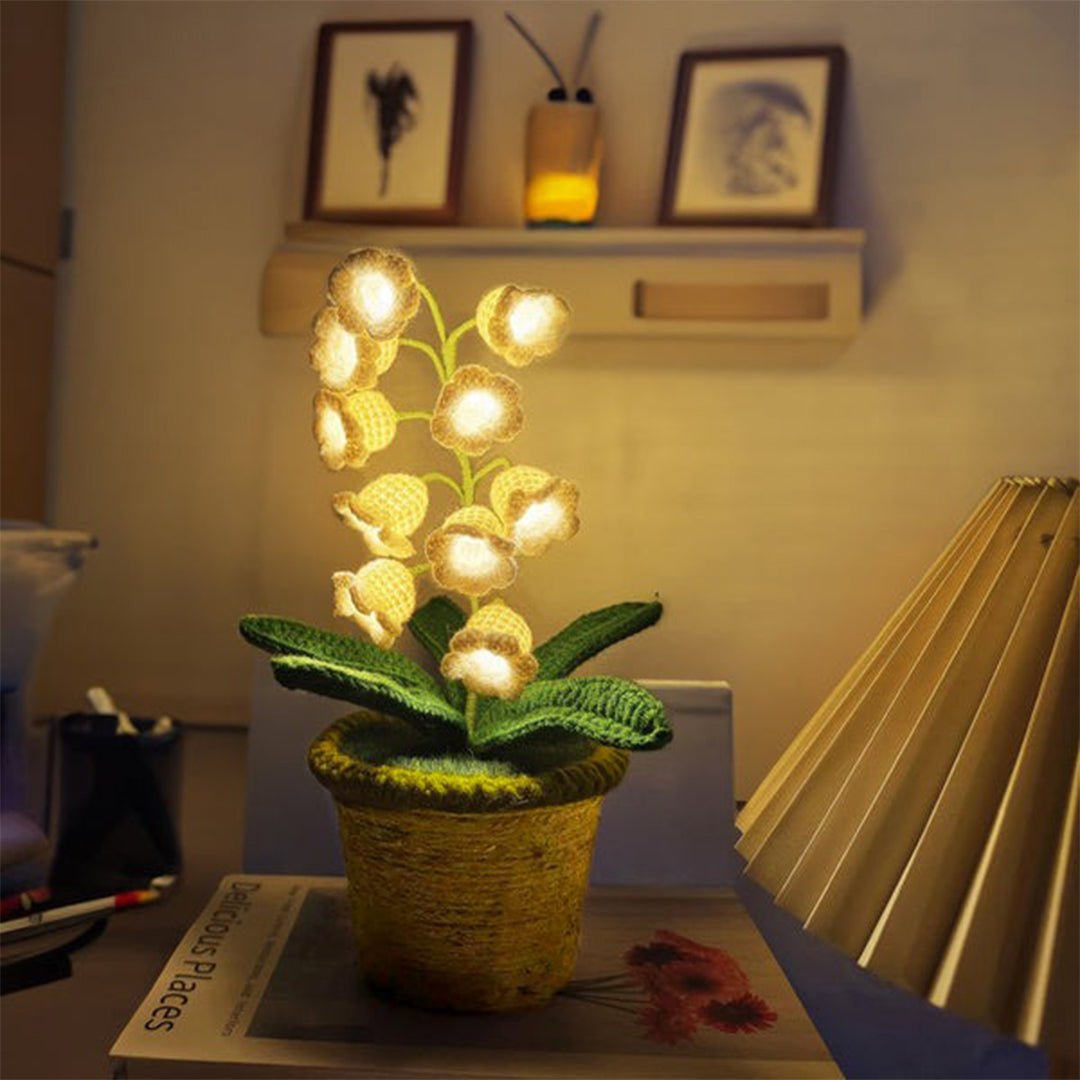 Lily Bloom Tischlampe mit Häkelblumen – Dekorative LED Nachtlampe mit Warmweißem Licht für Innenräume