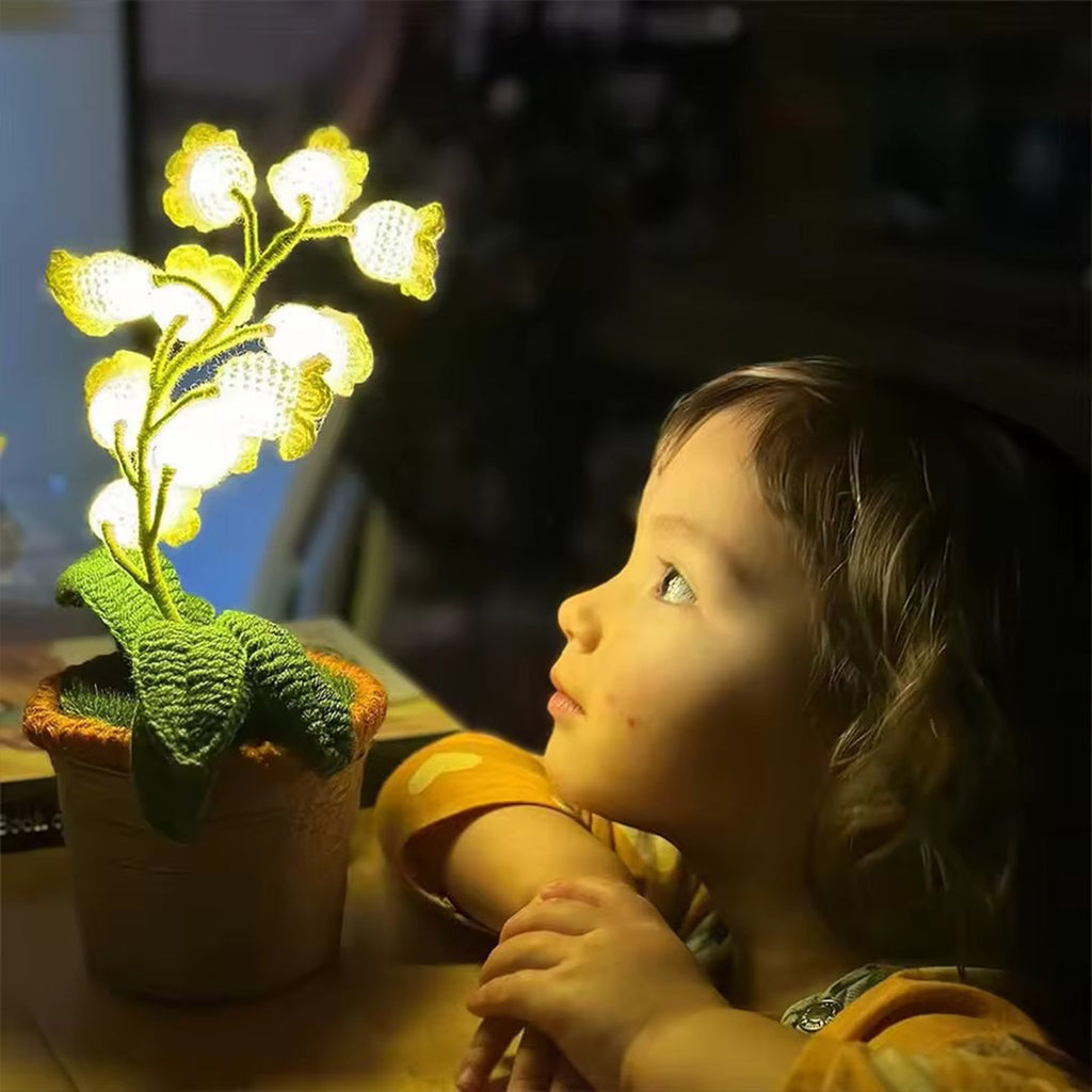 Lily Bloom Tischlampe mit Häkelblumen – Dekorative LED Nachtlampe mit Warmweißem Licht für Innenräume
