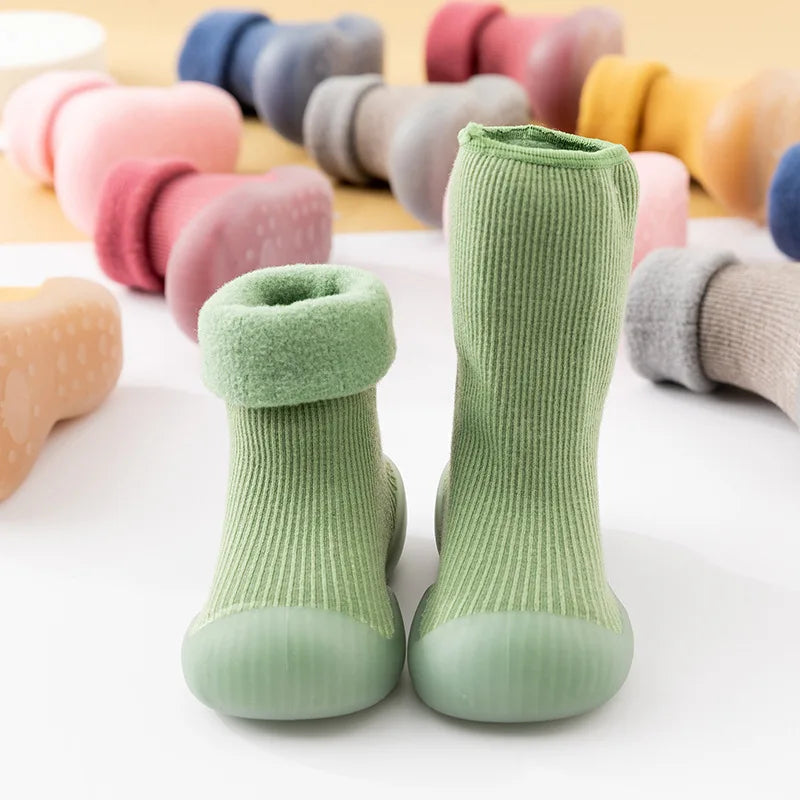 Warme Sicherheit – Rutschfeste Sockenschuhe Für Kleinkinder