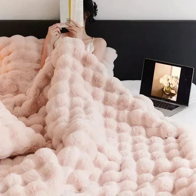 VeluLuxe – Tragbare Winter Kuscheldecke Kunstfell – Weich & stilvoll für Sofa & Reisen